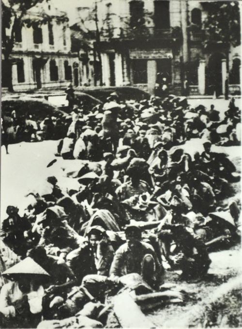 Đám đông người đói ngồi chờ trên phố Hà Nội năm 1945