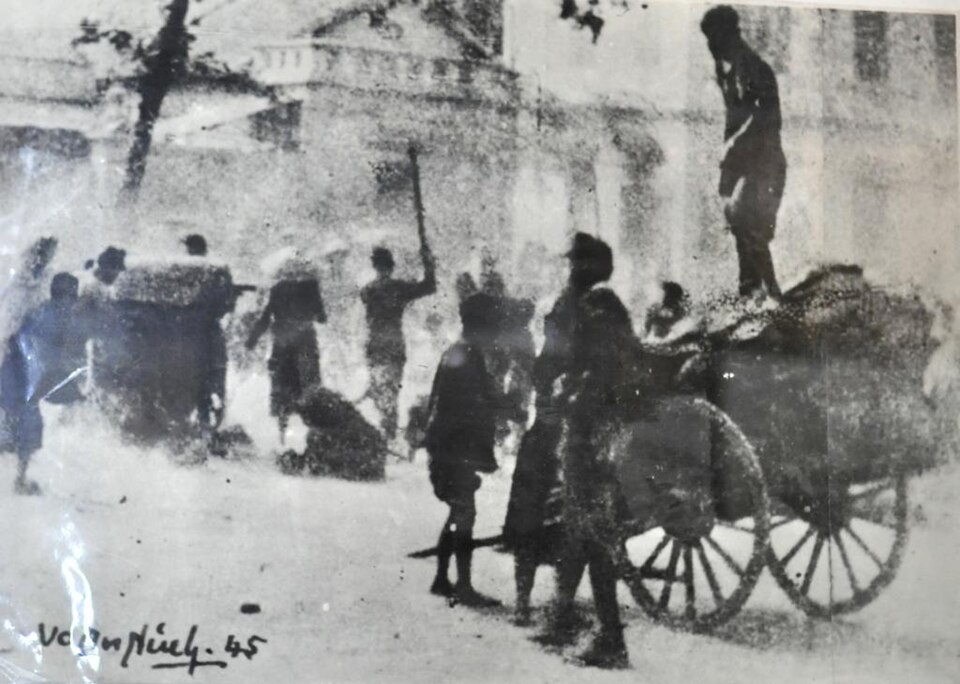 Người dân phá kho thóc Nhật năm 1945